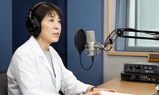専門家が落ち着いた収録室で医療知識を解説するポッドキャスト収録