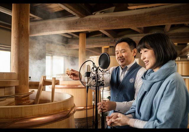 岩手の酒蔵でマイクを囲み仕込みの音を収録する蔵人と制作者